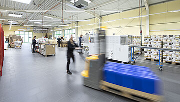 Lagerraum bei uns, Verpackungen im Hintergrund